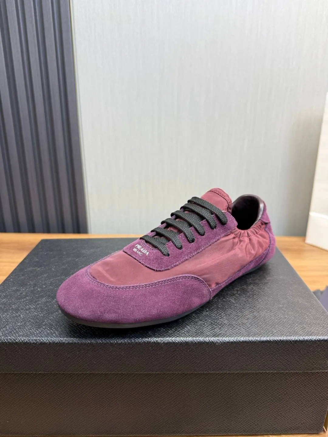 Men's shoes 💰600💰 PRADA 2025 Early Spring Collapse New Couple Style Sports Shoes Moral Training Shoes The name Collapse comes from the fact that it can be easily put on and taken off with bare hands. The light and comfortable features make it more relaxed and casual. The side elastic design can be worn twice! Super comfortable catwalk sneakers, as light and thin as ballet slippers, as comfortable as sneakers, comfortable and super light on the feet. Fabric: nubuck leather spliced ​​with nylon cloth. Silk cowhide foot pads. Size: Women's code 35/40 Men's code 39/45